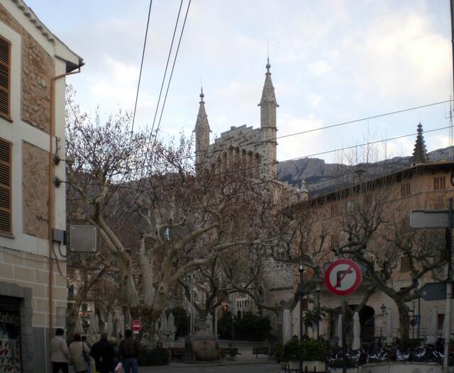 die Pfarrkirche Sant Bartomeu, die aus dem Jahr 1236 stammt. Sie steht an einem wunderschönen großen Platz.