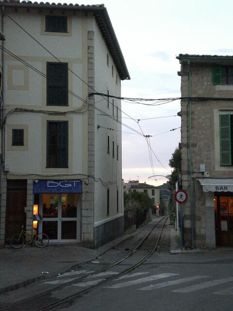 Seit 1912 ist Soller mit Palma durch die Eisenbahn verbunden. Als wir da waren, fuhr die Bahn aber nicht, sie wurde repariert.