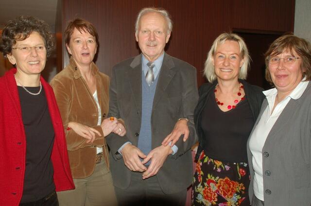 Werner Büsing von der Meistermannschaft von 1973 in die Mitte genommen - Margrit Lehmann, Karin Hanebuth, Ute Koopmann und Annegret Wilhelms