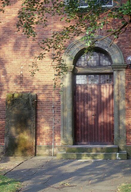 Neben dem Eingang der Kirche steht der Grabstein des Pastors Zacharias Bode (verst. 1740).