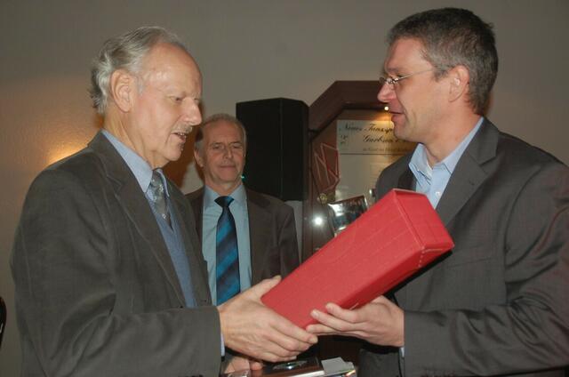 Werner Büsing wird für seine Verdienste von der Tischtennisregion Hannover (Uwe Rademacher) geehrt
