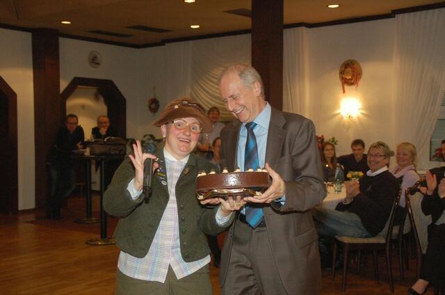 ....bei der Übergabe einer leckeren Torte an den Spartenleiter.....