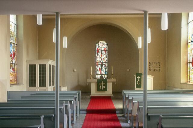1963 gestalteten die Alvesser den Innenraum völlig neu: Ein schlichten Altar und ein Predigtpult wurden aufgestellt.