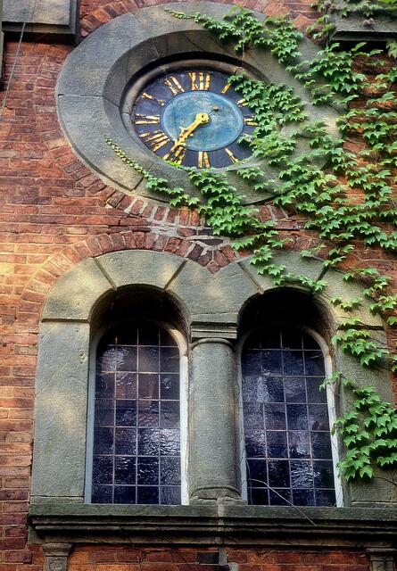 Die Uhr wurde gleich mit der Errichtung der Kirche 1864/67 eingebaut.
