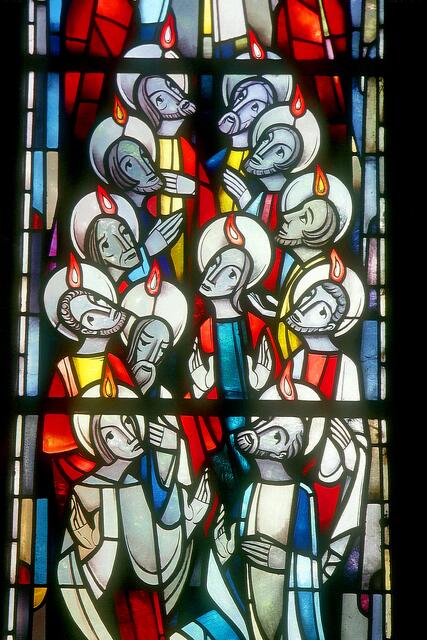 Alvesser Altarfenster von 1963: Pfingsten, Fest der Herabkunft des Heiligen Geistes auf die Apostel, die mit Maria im Abendmahlssaal versammelt waren.