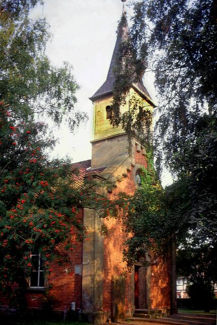 Anstelle eines Dachreiters erricheten die Alvesser 1864/67 einen kleinen Kirchturm.
