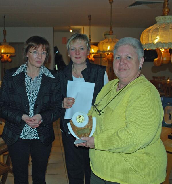 Einzelsiegerin Ilse-Marie Schneider mit Hanne Körber und Iris Gieselmann