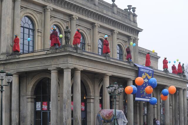 Der Kinderzirkus ist in der Oper.
