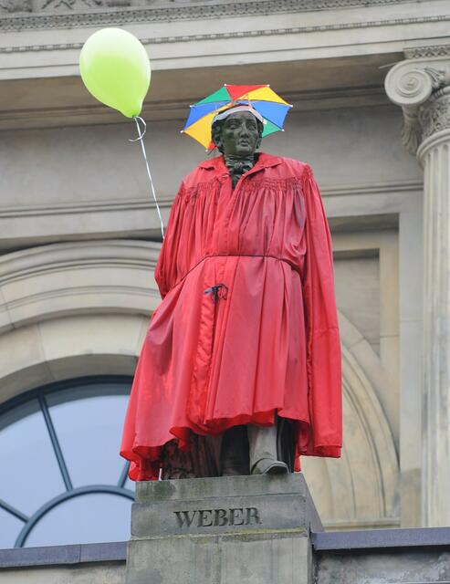 Herr Weber sieht das Niesel Wetter gelassen.