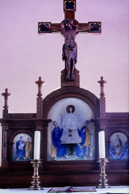 Der Altaraufsatz (Retabel) von 1987 mit Bildern von Michael Breig (von links): Maria und Josef mit dem Jesuskind, die Emmausjünger mit dem Auferstandenen, die Taufe Jesu. Foto: Helmut Kuzina
