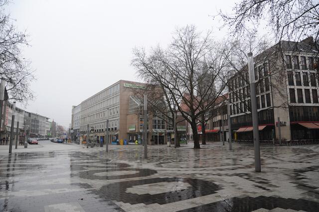 Leer gefegt und nass sind die Straßen.