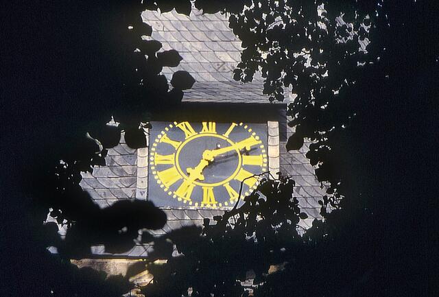 Am westlichen Turmhelm: Turmuhr von 1894 mit vergoldetem Ziffernblatt von 1985. Foto: Helmut Kuzina