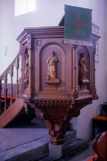Eichenholzkanzel von 1899 mit Evangelistenfiguren aus Lindenholz; bei der Renovierung 1960 wurde die Kanzel niedriger gesetzt. Foto: Helmut Kuzina