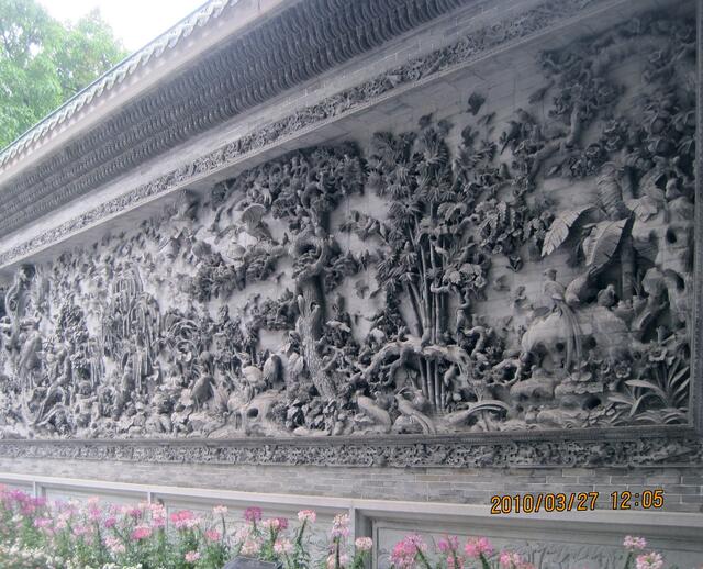 Die Besucher können hier auch die reichen Verzierungen der Keramik-Skulpturen, der Porzellan-Skulpturen, sowie die Inschriften auf Ziegel-, Stein- und Holz-Skulpturen bewundern.