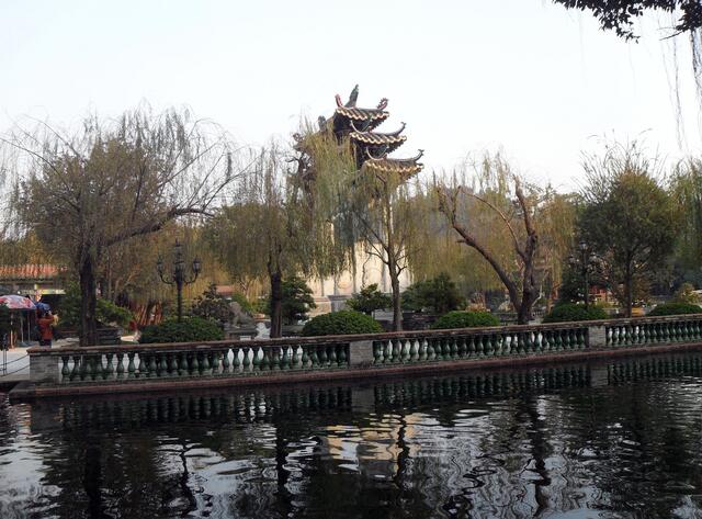 Es gibt eine herrliche Wasserlandschaft im Baomo Garten.