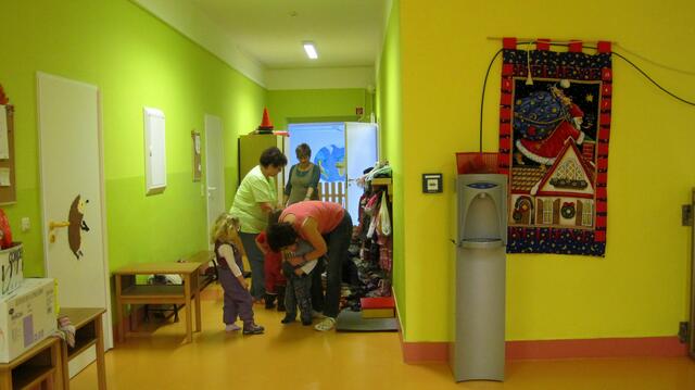 Warme Kleidung anziehen, es geht zum Spielen an die frische Luft