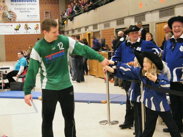 Unsere Kiddies wünschen Torwart Andreas Stange viel Glück vor dem Spiel!
