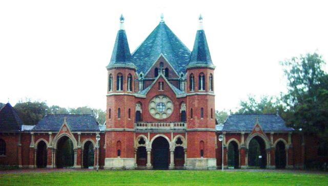 Die Zunge des Toten liegt abgetrennt auf dem Stöckener-Friedhof in Hannover, auf dem Grabmahl der Opfer des Massenmörders Fritz Haarmann.