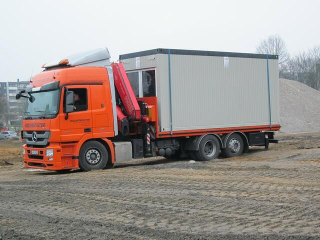 Auch Baucontainer treffen wieder ein ....