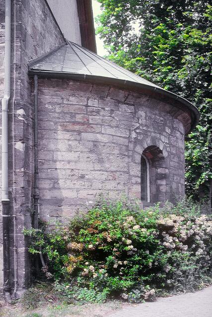 Die Apsis der Kirche, der halbrunde Anbau in Richtung Osten. Foto: Helmut Kuzina
