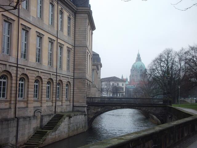 Links der Leine das Schloß jetzt der Landtag.
