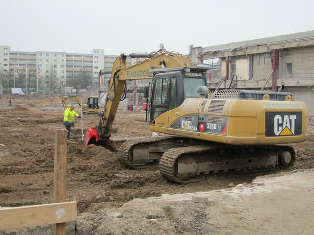 das Loch um das Fundament wird vergrößert ....