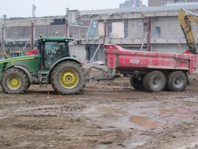 Ahh, mit diesem Traktor wird die Erde vom Aushub ......