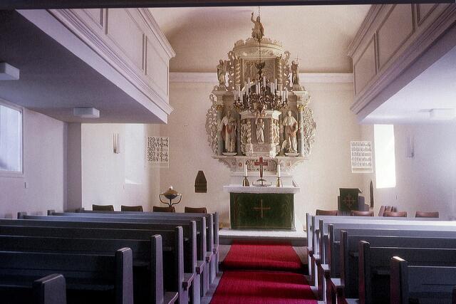 Innenraum der Woltwiescher Kirche mit der barocken Kanzel