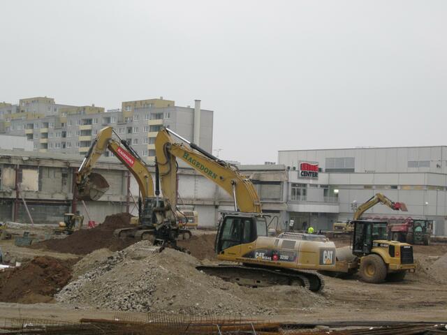 die Walze ist auch wieder auf der Baustelle ....