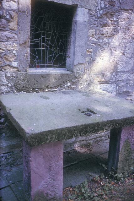 Alte Altarplatte, aufgehoben in Woltwiesche