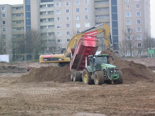 auf den Berg gekippt, denn die Erde wird dann wiederum in die Muldenkipper verladen .....