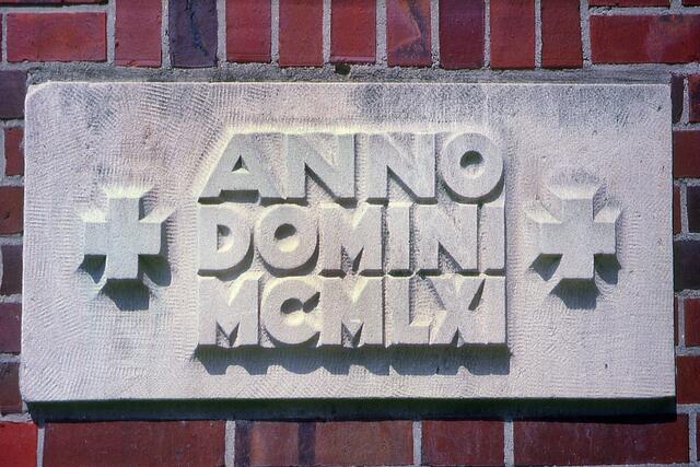 Grundstein der katholischen Dorfkirche aus dem Jahr 1961