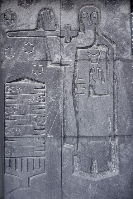 Schieferrelief: "Das Schwert, das aus dem Mund des Menschensohnes hervorgeht..."