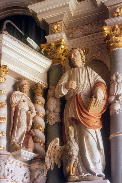 Woltwiescher Kanzel mit der Statue des Evangelisten Johannes (rechts)