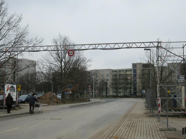 die Robert-Koch-Straße ist weiter befahrbar ....