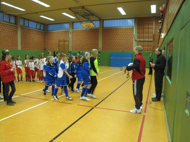 Ehrung des Hallenmeisters TSG Ahlten I durch den Spielausschuss Vorsitzenden Dietmar de Haan und Hallenspielleiterin Steffi Pätsch