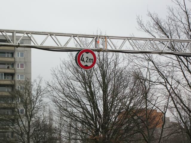 doch Achtung ! Fahrzeuge über 4,2 Meter können hier nicht langfahren ....