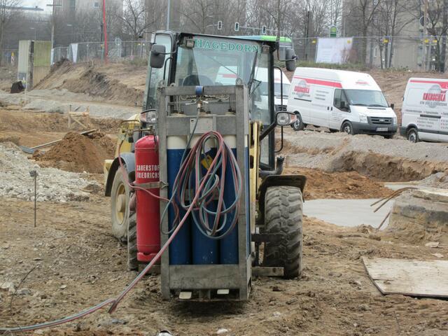 der Radlader hat die erforderlichen Gas-Flaschen auf der Gabel ....