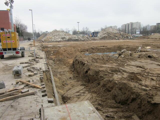 dieser Graben wird bald mit Beton befüllt und wird die Seitenwand halten .... (ist eine Vermutung)