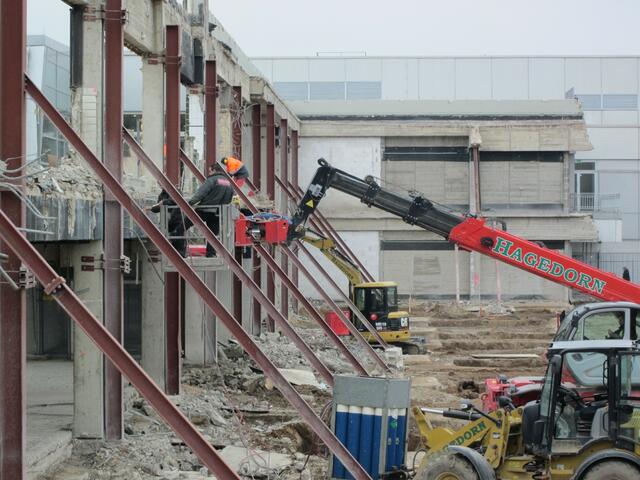 bald sind die Arbeiten mit dem Schneidbrenner beendet ...