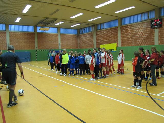 Aufstellung der Mannschaften zur Siegerehrung Hallenmeisterschaft 2010/2011 D-Juniorinnen Kreis Hannover Land