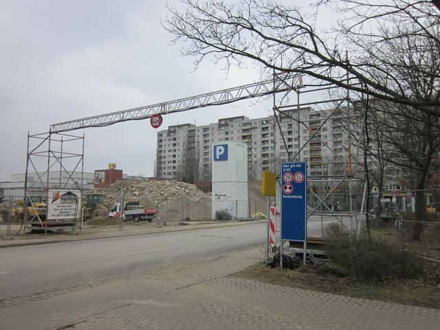diese Traverse wurde gestern von der Gerüstbau Firma aufgebaut ....