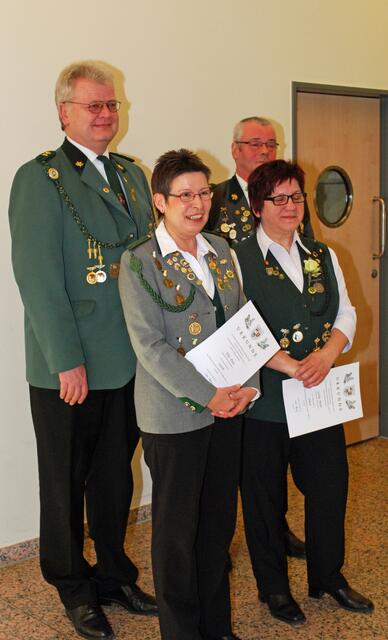 links Uwe Freund; Verdienstnadel Gold KSSV Neustadt