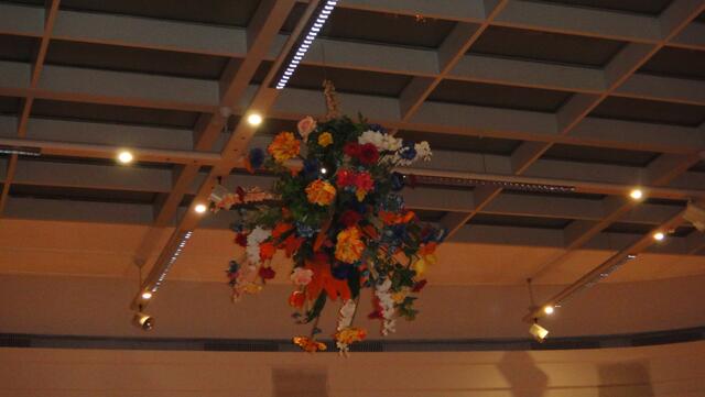 Blumenschmuck über der Tanzfläche