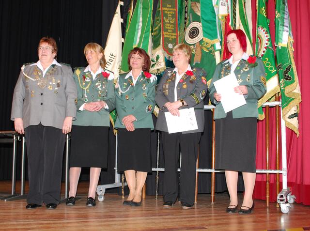 2. von rechts: 4. Platz Doris Schumann; links Kreisdamenkönigin Sylvia Stuhlemmer (SV Poggenhagen)