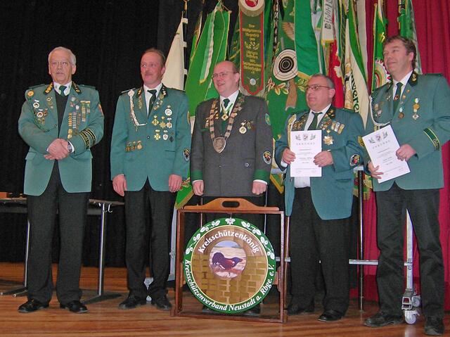 Links Hans - Joachim Spintge (2. Platz) rechts Bernd Körber (5. Platz) in der Mitte Kreiskönig Dirk Rösemeier (SV Berenbostel)