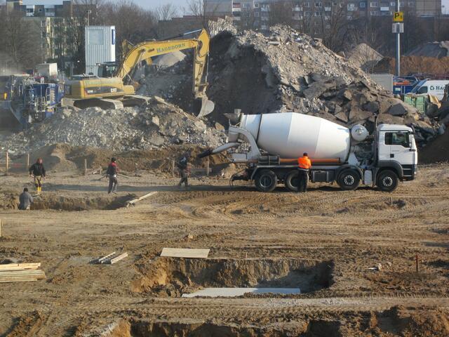 die Betonmischer bringen den Beton an die Gruben .....