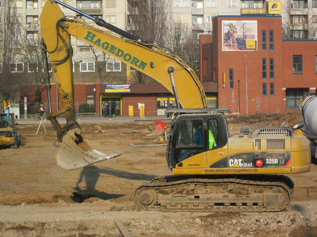 der Baugeräteführer war überall wo ich war mit seinem CAT 325D