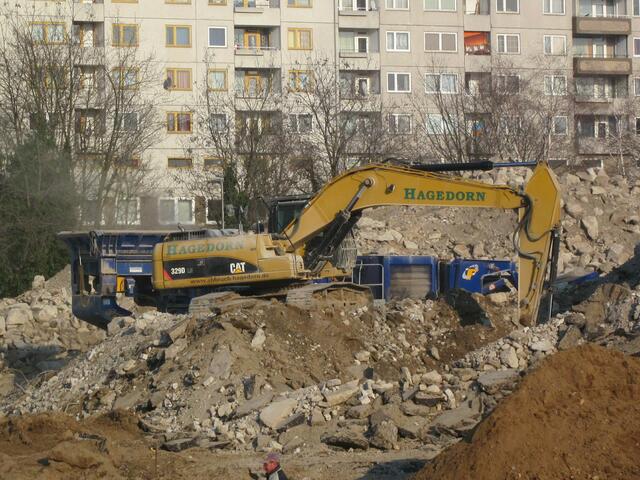 die Brechanlage läuft und l ........