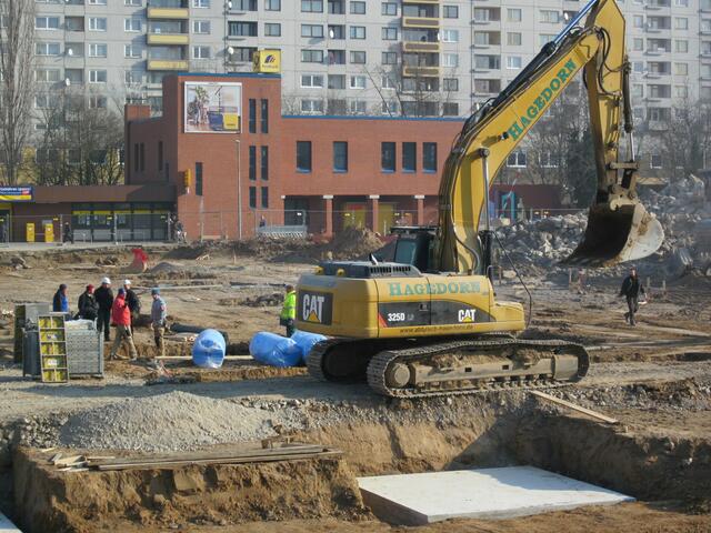 es wird weiter fleißig an der Grube gearbeitet .....